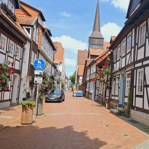 Mensch an Fahrradständer